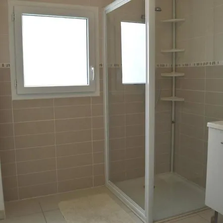 Avec Terrasse A - Plages Et Commerces A Proximite - Fr-1-239-886 *